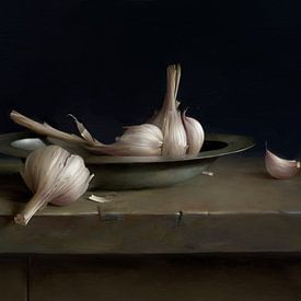 Garlic on tin dish by annemiek art