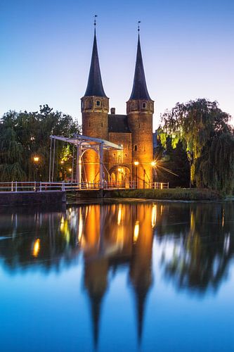 Oostpoort Delft in het blauwe uur