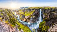 Paradijselijk uitzicht, waterval in IJsland van Nic Limper thumbnail