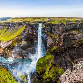 Paradijselijk uitzicht, waterval in IJsland