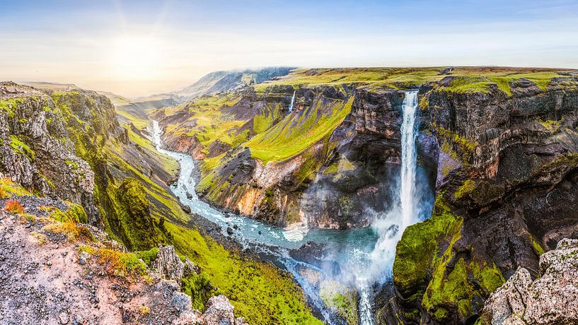 Paradijselijk uitzicht, waterval in IJsland van Nic Limper