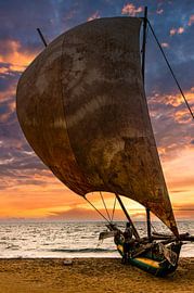 Sonnenuntergang hinter Segelboot