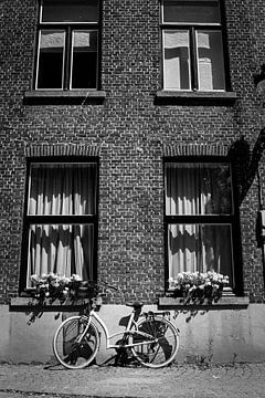 Fiets op de muur van een huis in Brugge van Patrik Hochnadel