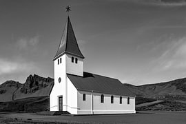 Víkurkirkja – A church set against the mountainside by Paysages urbains - Rick Van der Poorten Photography