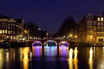 Verlichte brug over de rivier de Amstel in Amsterdam van Eye on You