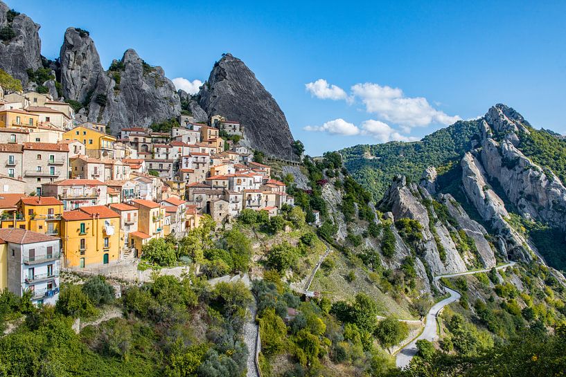 Castelmezzano in het zuiden van Italië. van Ron van der Stappen