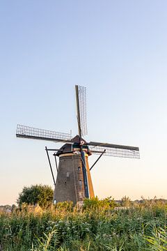 Eine Mühle in der Landschaft von whmpictures .com
