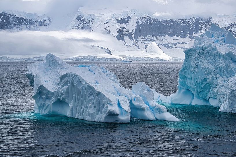 Some roughly shaped icebergs by Frank's Awesome Travels