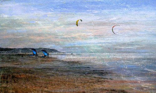 Kitesurfen bij een schilderachtige zonsondergang