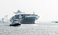 Containerschip op weg van Rotterdam naar Zee van Anouschka Hendriks thumbnail