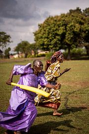 Ugandische Großmutter „'“ in Tracht auf dem Cricketfeld von Milene van Arendonk