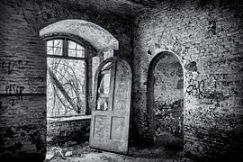 urbex-Tür in einem alten leeren Gebäude von picsbyronenvief