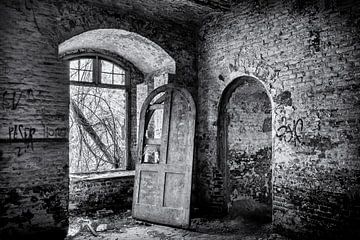 urbex deur in oud leegstaand gebouw van picsbyronenvief