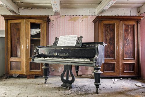 Pure nostalgie: antieke vleugelpiano in een verlaten kamer van Gentleman of Decay