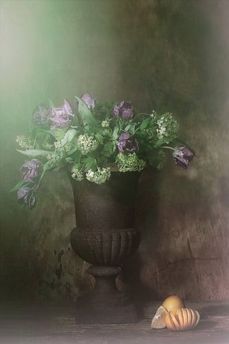 Stilleven met paarse tulpen