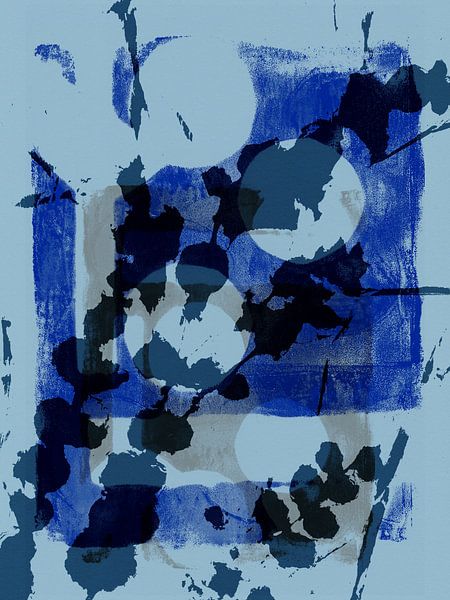 Bloemen echo's. Abstracte botanische kunst. Bloemen in blauwe kleuren. van Dina Dankers