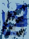 Bloemen echo's. Abstracte botanische kunst. Bloemen in blauwe kleuren. van Dina Dankers thumbnail