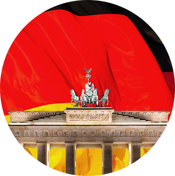 Brandenburger Tor met grote Duitse vlag op de achtergrond van Frank Herrmann