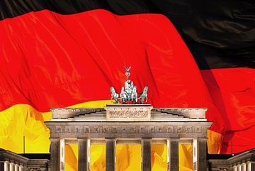 Brandenburger Tor mit grosser Deutschlandfahne im Hintergrund