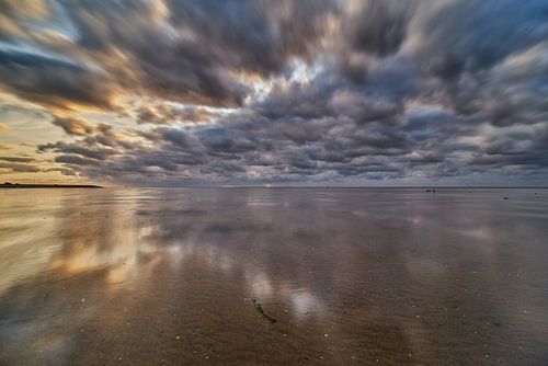 Wolken reizen over het Wad van Remco de Vries