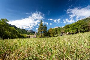 Altes authentisches französisches Dorf mit Kirche in Berglandschaft
