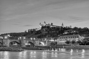 Würzburg am Abend schwarz-weiß