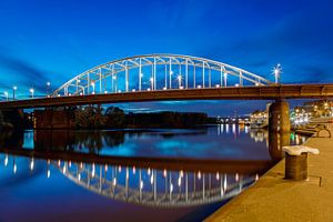 Arnheim, Nachtaufnahme der John-Frost-Brücke von Anton de Zeeuw
