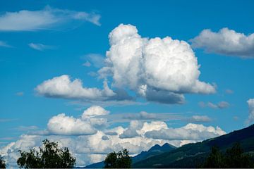 witte cumulus wolken van chamois huntress