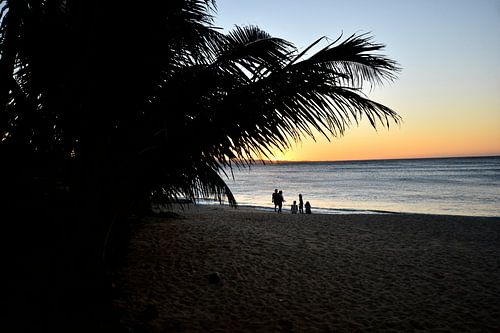 Tijd met het gezin voor de ondergaande zon