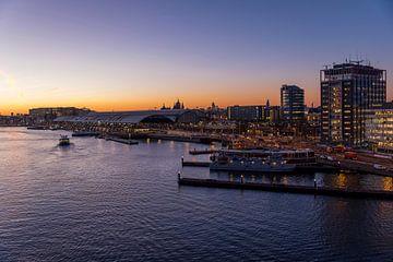 Zonsopkomst achter Centraal Station Amsterdam van Jack Koning