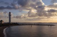 Vuurtoren tijdens zonsondergang in Hellevloetsluis
