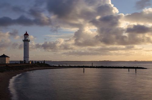 Phare pendant le coucher du soleil à Hellevloetsluis