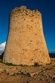 Turmruine vor blauem Himmel von Jürgen Hüls