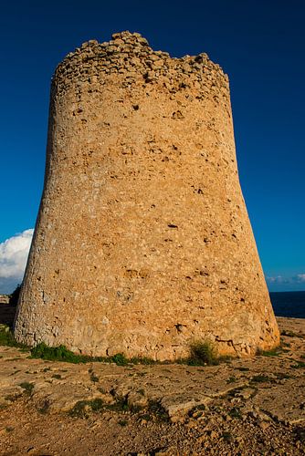 Turmruine vor blauem Himmel by Jürgen Hüls