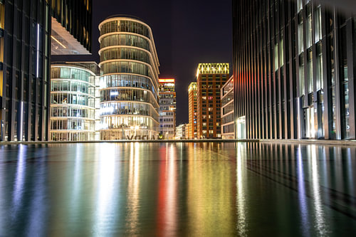 Strikingly illuminated modern architecture in Düsseldorf’s Medienhafen