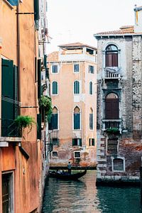 Gondel in een van de smallere kanaaltjes van Venetië van Suzanne Spijkers