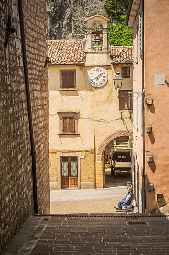Even pauze onder de klok in Pienza
