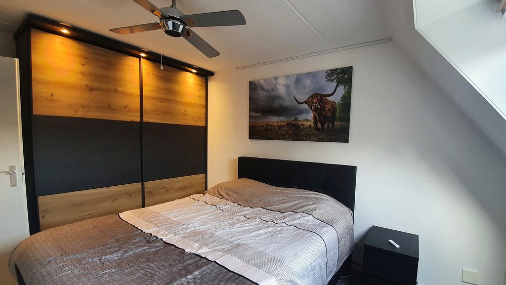 Highlander écossais et mauvais temps en route ! par Martijn van Dellen