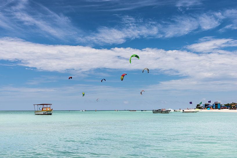 Kitesurfers aan het strand van Aruba van eusphotography