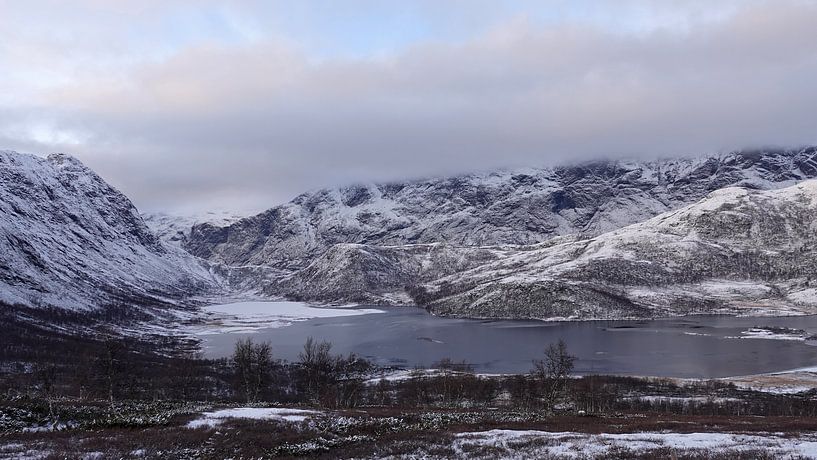 Erster Schnee auf den Bergen an einem zugefrorenen Bergsee auf der Valdresflye-Panoramastrecke in No von Aagje de Jong