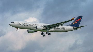 Plus Ultra Airbus A330-200 passagiersvliegtuig. van Jaap van den Berg