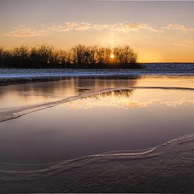 Zonsondergang bij een bevroren beek van Cynthia Bil