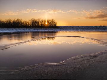 Zonsondergang bij een bevroren beek van Cynthia Bil
