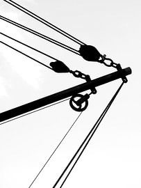 Lijnen van scheepstouwen met een katrol. van Ron Krijnen