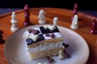 Schachkuchen mit Schachfiguren aus weißer Schokolade und Vollmilchschokolade