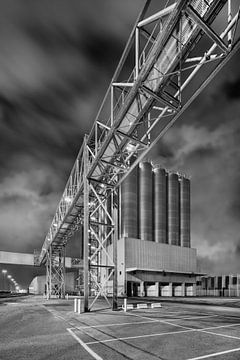 Petrochemische fabriek in de schemering met dramatische hemel, Antwerpen van Tony Vingerhoets