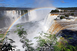 De watervallen van Iguazu op de grens van Brazilië  en Argentinië van Rini Kools