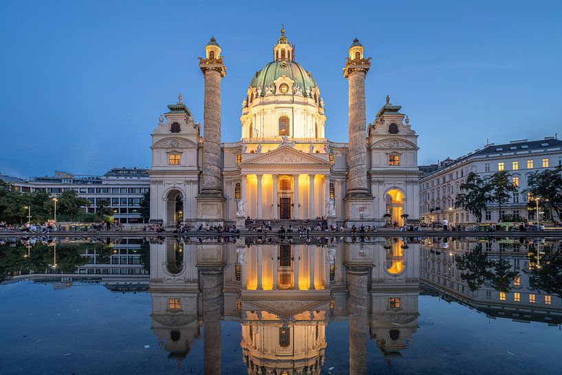 De barokke Karlskirche in Wenen van Peter Schickert