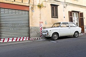 Weißer Oldtimer im historischen Stadtkern von Palermo