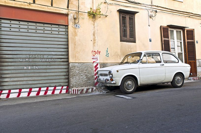 Witte oldtimer in het historische centrum van Palermo van Silva Wischeropp